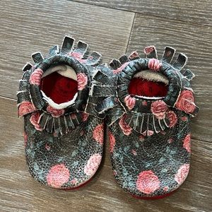 Freshly Picked moccs - size 4 - red/black floral